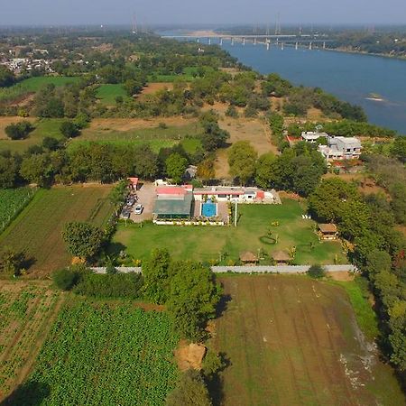 Krishna Farm Hotel Vasad Екстериор снимка